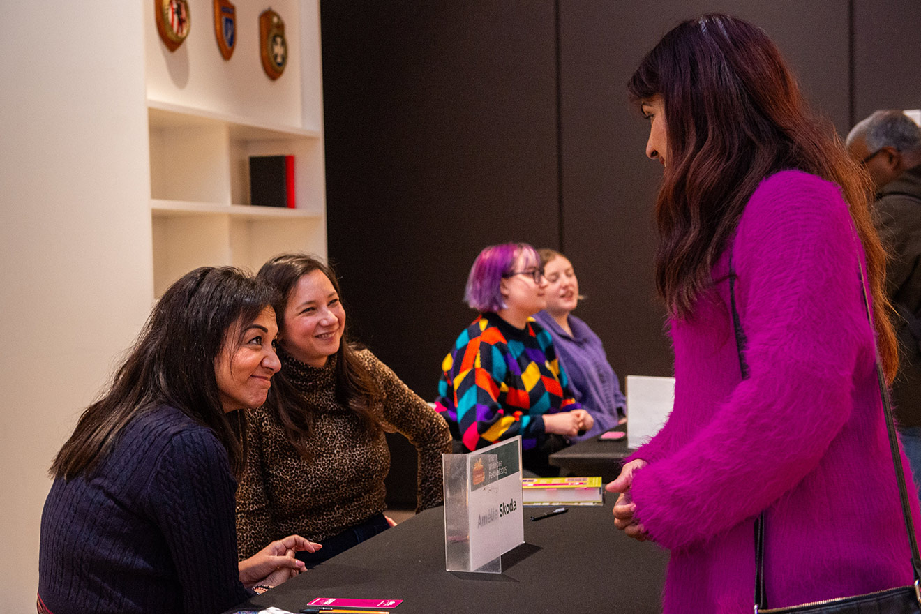 Amélie Skoda signing books