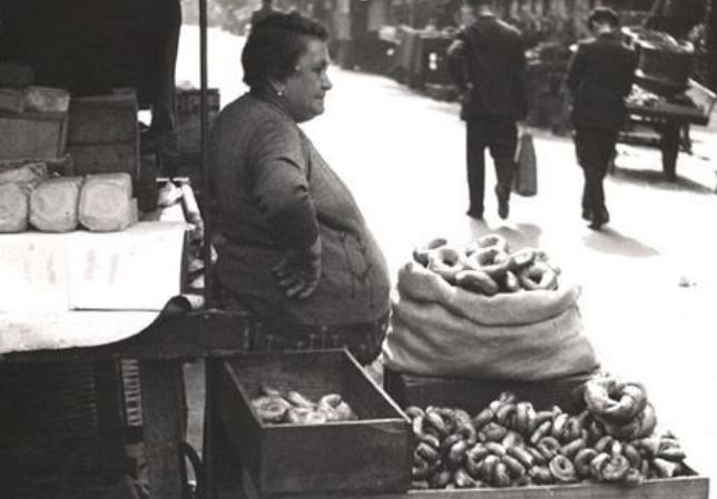 Image: Woman selling bagels on Petticoat Lane in the East End, 1930s