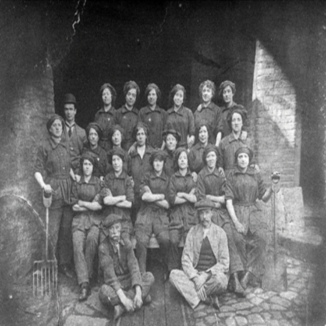 Female factory workers in WWI