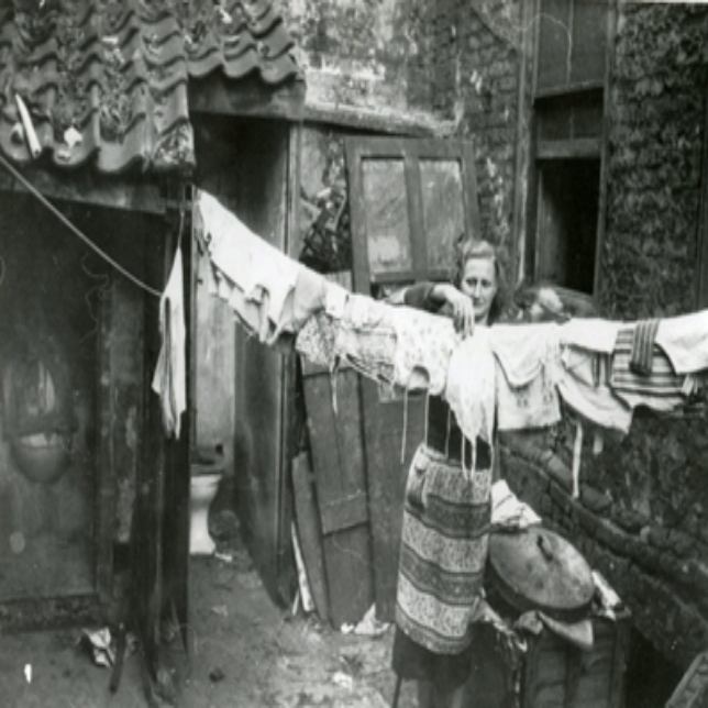 women hanging washing in 1950s